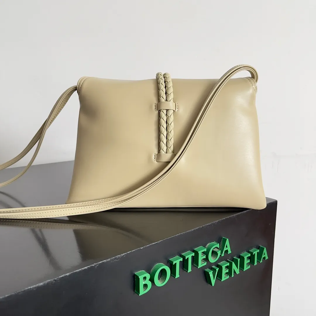 Batch 1520 Inspired by the 1970s, the Bottega Veneta women's logo shoulder bag has a smooth leather surface that brings a clean and handsome feel, just like the neatness and tenacity of a working woman. The front buckle has high-quality hardware pendant body, the overall retro elegance, and the excellent leather feels soft. This Bottega Veneta series can be described as beautiful, weakening the complexity of the outfit, not competing for it, and only using the best quality to interpret itself. Style number: 806030 (small size) Size: 27*16*6cm